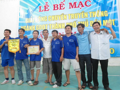 Tham gia giải bóng chuyền Nam, nữ do Công đoàn Giáo dục tổ chức