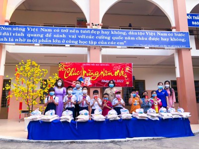 Trao quà tết cho học sinh nghèo trong dịp tết Nhâm Dần 2022