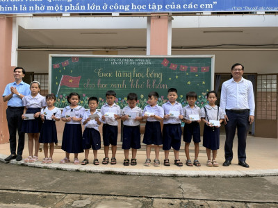 Trao học bổng - Lan tỏa yêu thương, tiếp bước đến trường